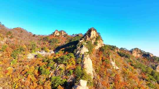 航拍秋天的千山山峰石崖