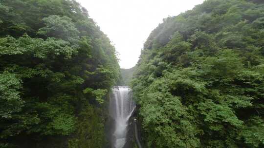 航拍大山里的瀑布、峡谷