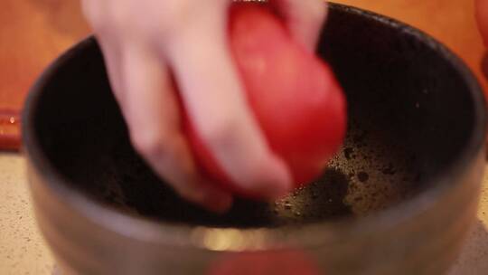 番茄碾碎做番茄酱 (2)视频素材模板下载
