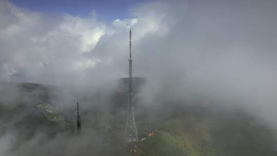 广西大容山云雾中的电视信号塔