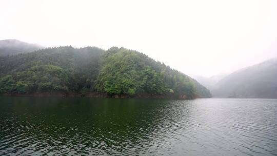 被雾气弥漫的湖