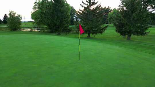 北美美丽高尔夫球场上的红旗别针。无人机轨道