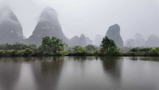 雨天湖景倒映绿树青山的宁静画面