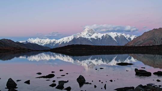 贡嘎雪山和湖泊唯美日落航拍