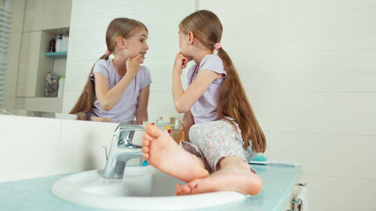 女孩坐在洗手台上照镜子视频素材模板下载