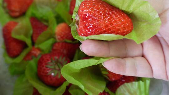 清洗水果草莓吃草莓