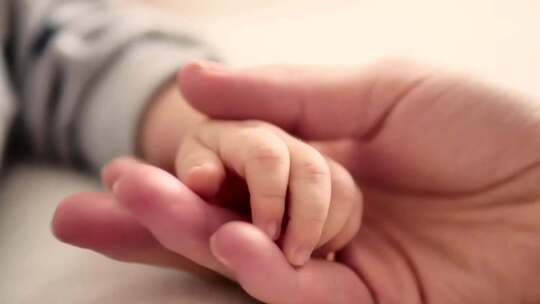 妈妈摸着宝宝的小手、婴儿小手