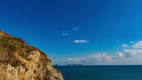 蔚蓝天空下的海岸延时