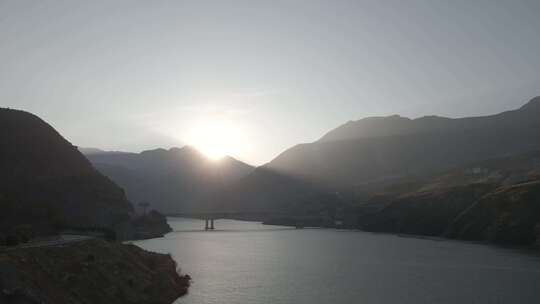 湖泊 河流 桥梁 大山 山 航拍