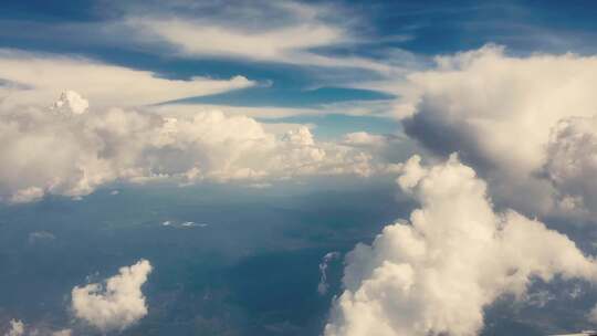 飞行视角窗外的云朵