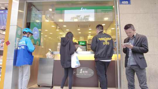 奶茶店大门口服务员顾客收银台延时摄影视频素材模板下载