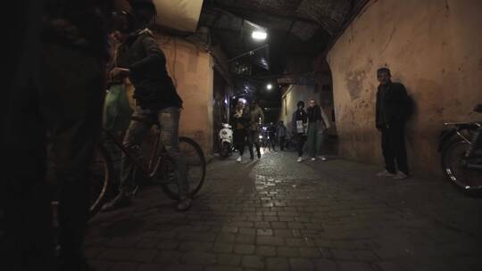 第一视角拍夜晚的小巷视频素材模板下载