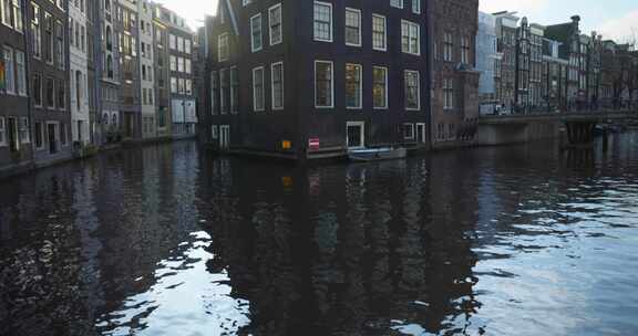 阿姆斯特丹河边房屋的相机向上倾斜，沿着风
