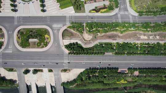 俯拍城市大道绿化植物交通车辆视频素材模板下载