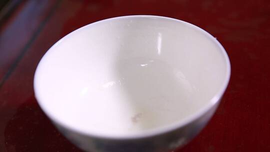白瓷碗里装生姜片