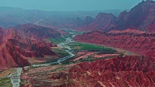 色彩艳丽的山峰