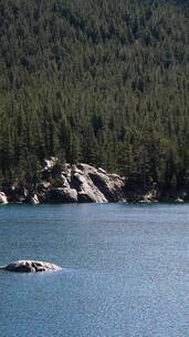 湖面上的岩石小岛