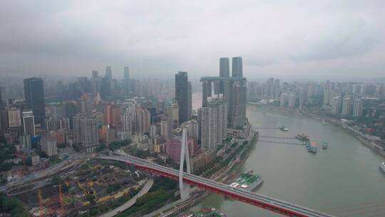 4k航拍阴雨天的重庆主城区