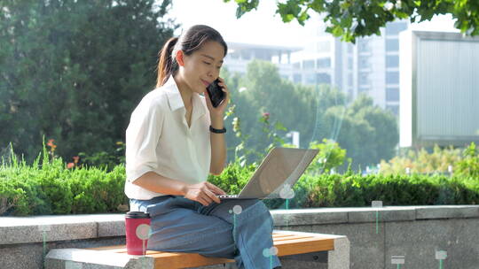 亚洲东方中国女性户外办公打电话玩手机