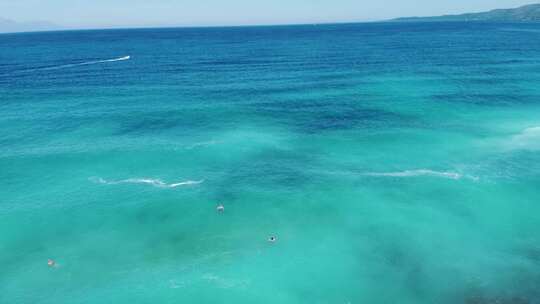 航拍大海海浪人群游客游泳沙滩海滩