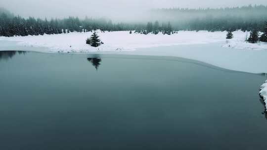 金溪池塘，斯诺夸米山口，雪，冬天