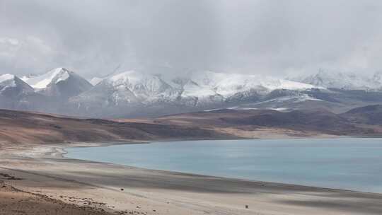航拍西藏阿里地区鬼湖拉昂措