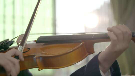 唯美学生室内拉小提琴艺术家优雅练习管弦乐