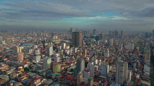 空气污染下雾霾天空下人口稠密的金边城市景