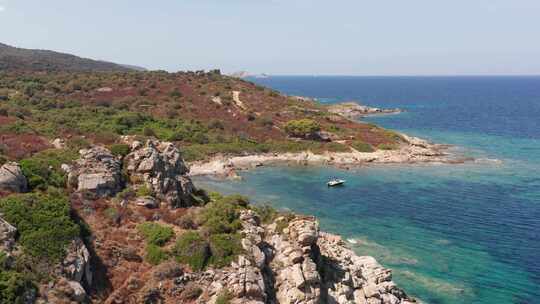 白石山鸟瞰图，干旱植被沙滩波浪压在沙滩上