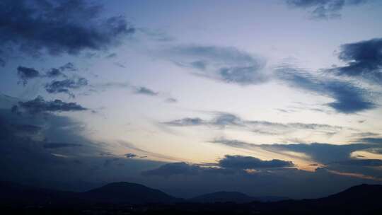 山峰夜幕降临延时天空蓝色晚霞自然风光风景