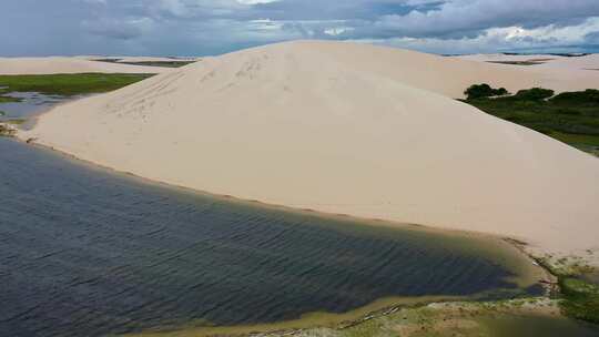 Jericoacoara Ceara巴西。风景优美的沙丘和绿松石雨水湖