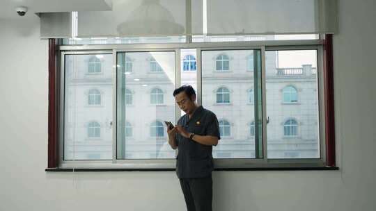 法院内工作人员使用手机画面