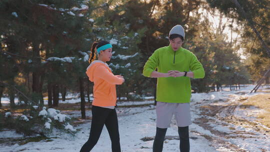 青年情侣在雪地里锻炼身体视频素材模板下载