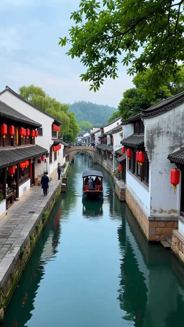 江南水乡古镇河道游船景象