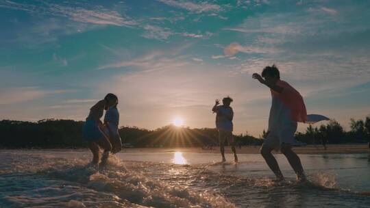 夕阳海滩嬉戏奔跑视频素材模板下载
