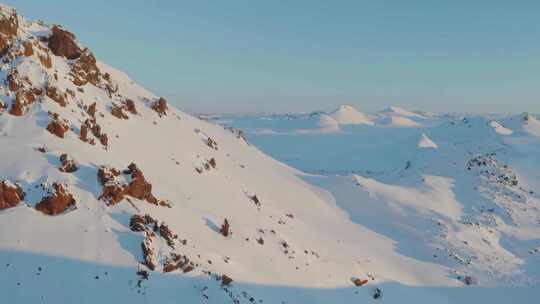 航拍万里冰封大雪山云雾缭绕雪景旅游