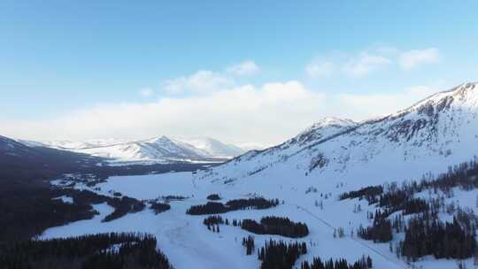 航拍新疆冬季喀纳斯湖雪景雪山森林冰河晨雾