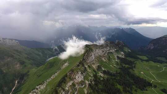 法国阿尔卑斯山脉山脊上的云形成