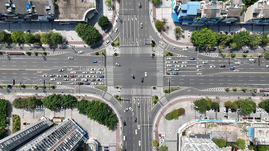 俯拍城市十字路交车辆行驶