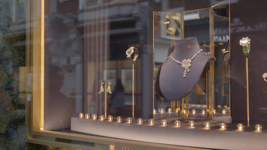 伦敦西区购物区宝格丽商店的珠宝橱窗展示