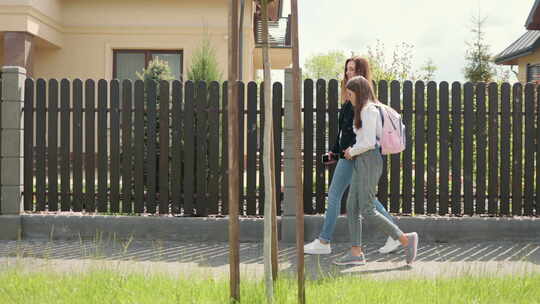 白人母亲和女儿从学校散步课后父母引导到学