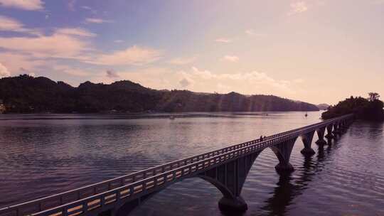 多米尼加共和国卡约利纳雷斯岛和卡约维吉亚岛之间的桥上的阳光-天线