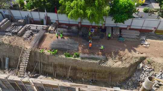 鸟瞰工人建造承重墙和地板