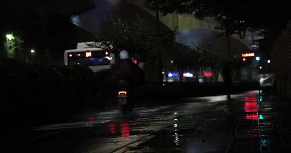 城市雨夜下雨骑车人行人