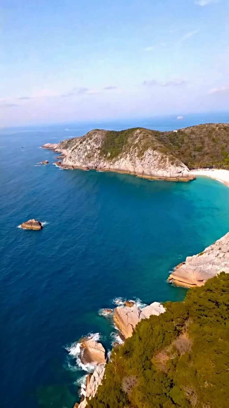 海岸边岛屿礁石俯瞰景象