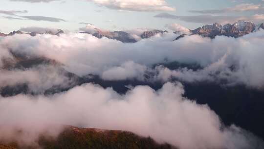 雪山山脉在山谷云层上的景观