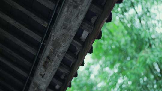 古建筑屋檐下雨