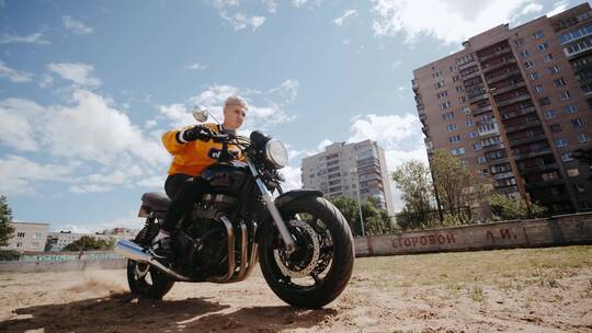 骑手驾驶摩托车漂移的特写镜头