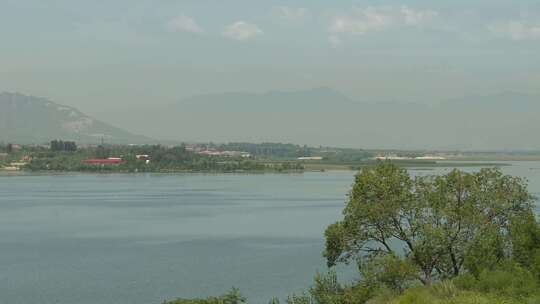 水库 湖水 水面 倒影 大山