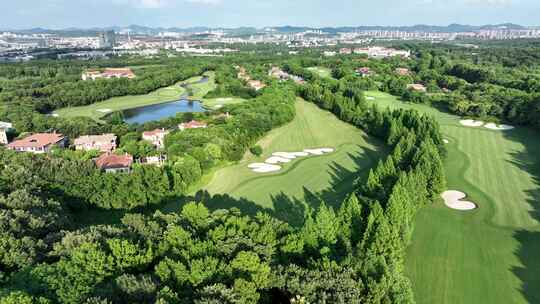 高尔夫球场优美的自然环境和景观设计